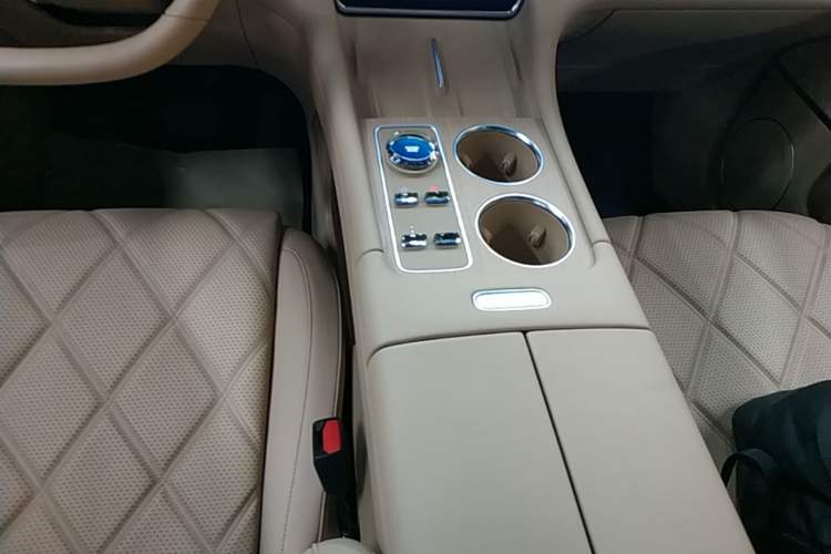 Used Chery Fengyun T11 2026 Model 220 All-Wheel Drive Family Fun Edition Gear Lever