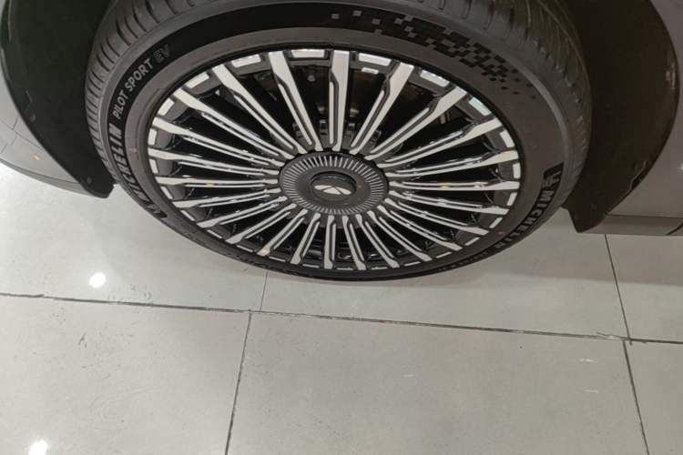 Used Chery Fengyun T11 2026 Model 220 All-Wheel Drive Family Fun Edition Left Front Wheel Hub