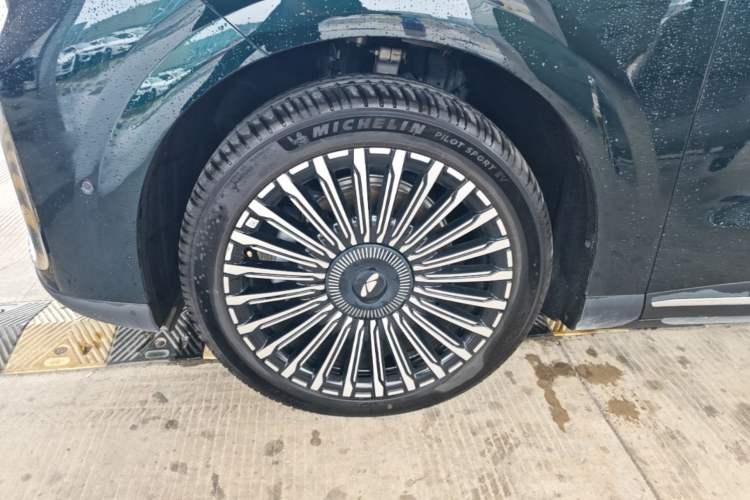 Used Chery Fengyun T11 2026 Model 220 All-Wheel Drive Family Fun Edition Left Front Wheel Hub