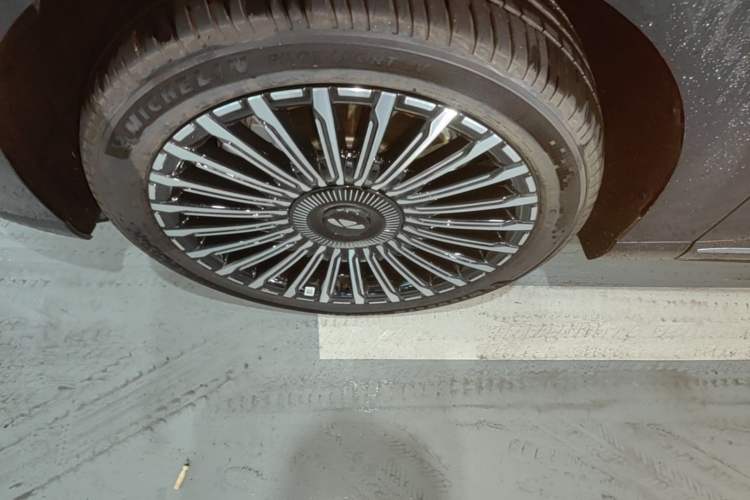 Used Chery Fengyun T11 2026 Model 220 All-Wheel Drive Family Fun Edition Left Front Wheel Hub