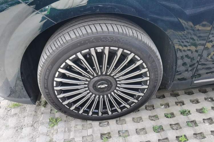 Used Chery Fengyun T11 2026 Model 220 All-Wheel Drive Family Fun Edition Left Front Wheel Hub