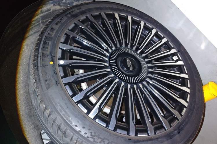 Used Chery Fengyun T11 2026 Model 220 All-Wheel Drive Family Fun Edition Right Front Wheel Hub