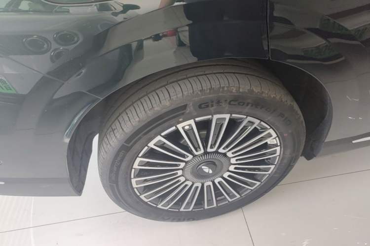 Used Chery Fengyun T11 2026 Model 220 Rear-Drive Dual IMAX Theater Edition Right Rear Wheel Hub