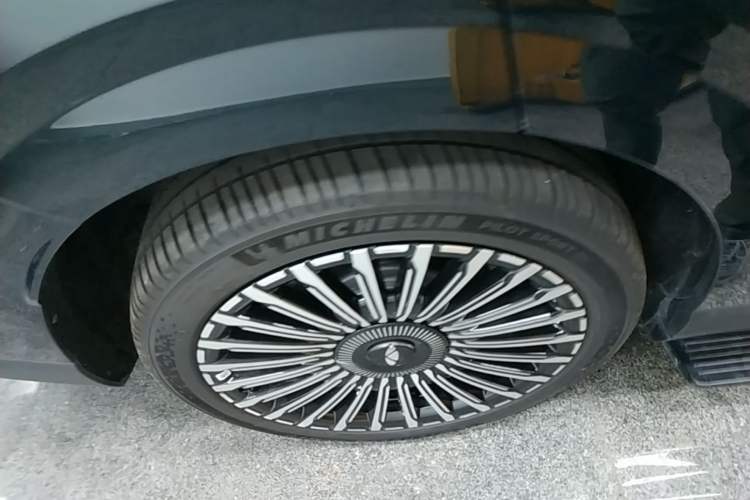 Used Chery Fengyun T11 2026 Model 220 All-Wheel Drive Family Fun Edition Right Rear Wheel Hub