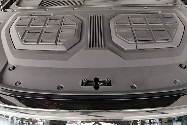Used Chery Fengyun T11 2026 Model 220 Rear-Drive Dual IMAX Theater Edition Engine Bay
