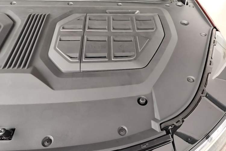 Used Chery Fengyun T11 2026 Model 220 Rear-Drive Dual IMAX Theater Edition Engine Bay Left