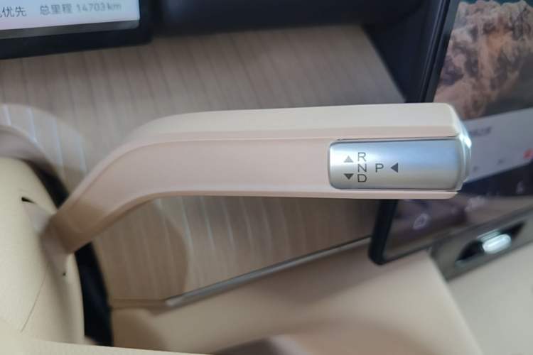Used Chery Fengyun T11 2026 Model 220 All-Wheel Drive Family Fun Edition Gear Lever