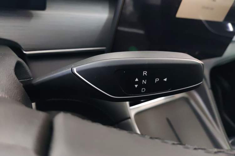 Used Chery Fengyun T8 2025 1.5T 130 km Comfort Edition 5-Seater Gear Lever