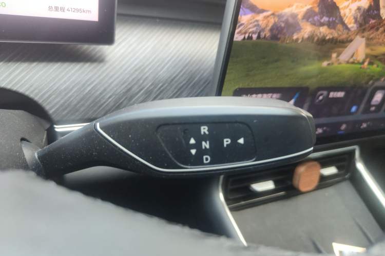 Used Chery Fengyun T9 2024 120 Long-Range Standard Version 5 Seats Lithium-NMC Battery Gear Lever