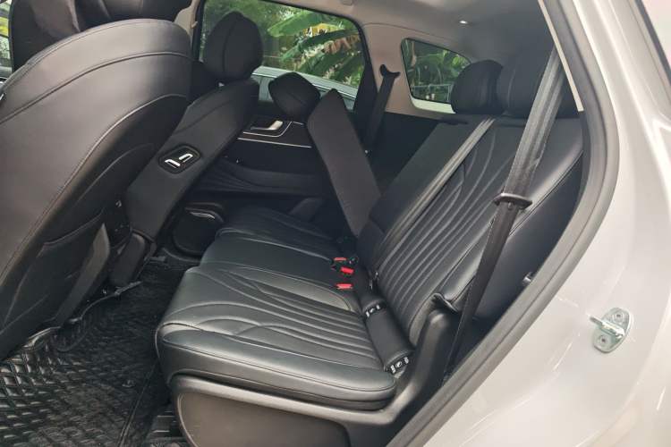Used Chery Fengyun T9 2024 120 Long-Range Flagship Version 7 Seats Ternary Lithium Interior 4