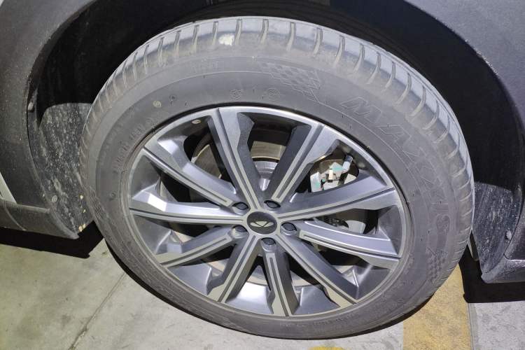 Used Chery Fengyun T9 2025 120 Long-Range Luxury Version 7 Seats Lithium Iron Phosphate Right Front Wheel Hub