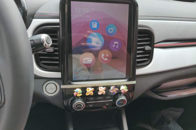 Used Chery Little Ant 2022 Revised Version Sweet Pink Edition Half-Sugar Version Lithium Iron Phosphate 30.7 kWh 30 kW 301 km Audio And AC Panel