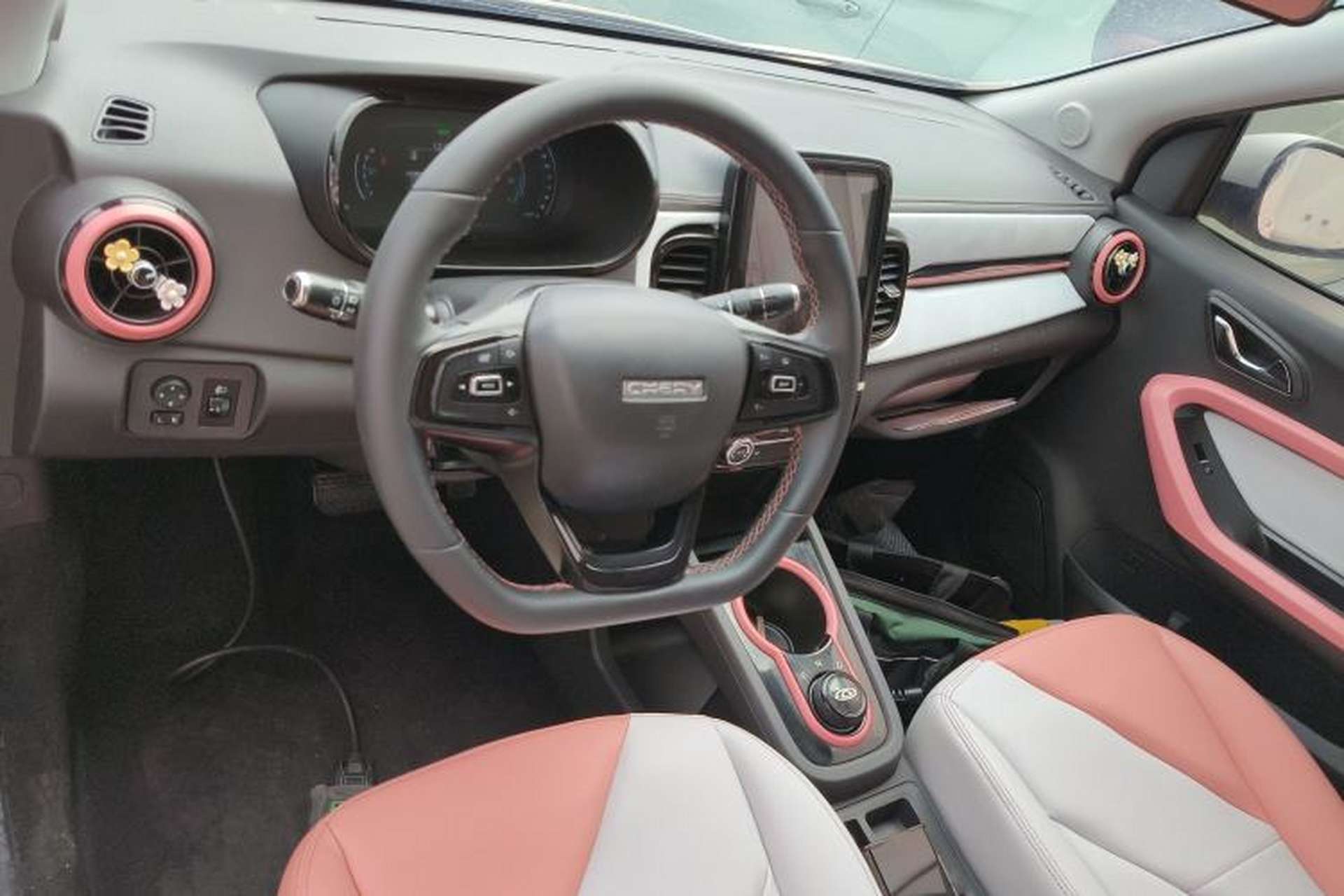 Used Chery Little Ant 2022 Revised Version Sweet Pink Edition Half-Sugar Version Lithium Iron Phosphate 30.7 kWh 30 kW 301 km Center Console