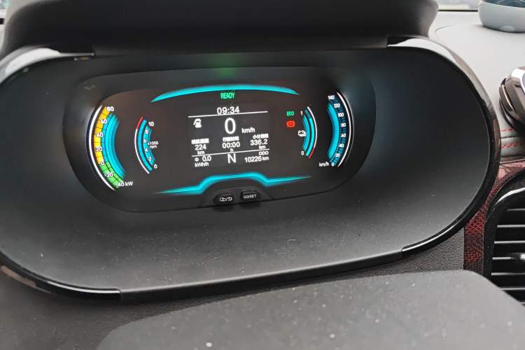 Used Chery Little Ant 2022 Sweet Pink Edition Half-Sugar Version Lithium Iron Phosphate 29.2 kWh 30 kW 301 km Odometer Close Up