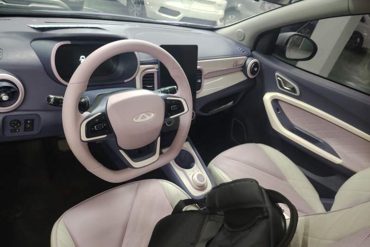 Used Chery Little Ant 2022 Revised Version Sweet Pink Edition Half-Sugar Version Lithium Iron Phosphate 30.7 kWh 30 kW 301 km Center Console