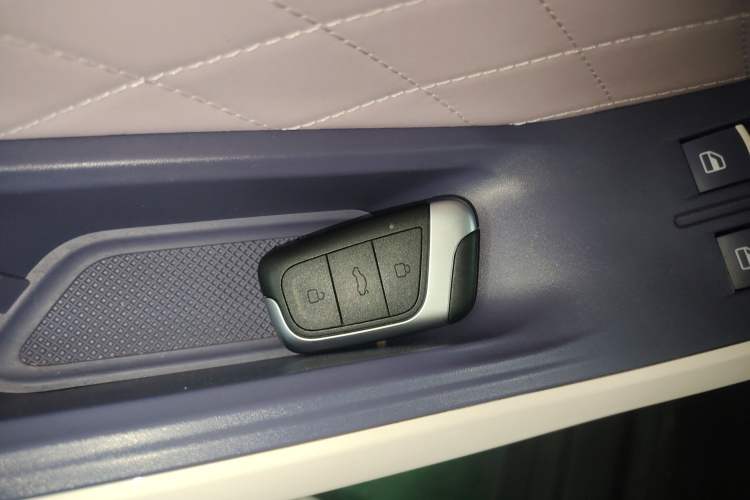 Used Chery Little Ant 2022 Revised Version Sweet Pink Edition Half-Sugar Version Lithium Iron Phosphate 30.7 kWh 30 kW 301 km Interior 1