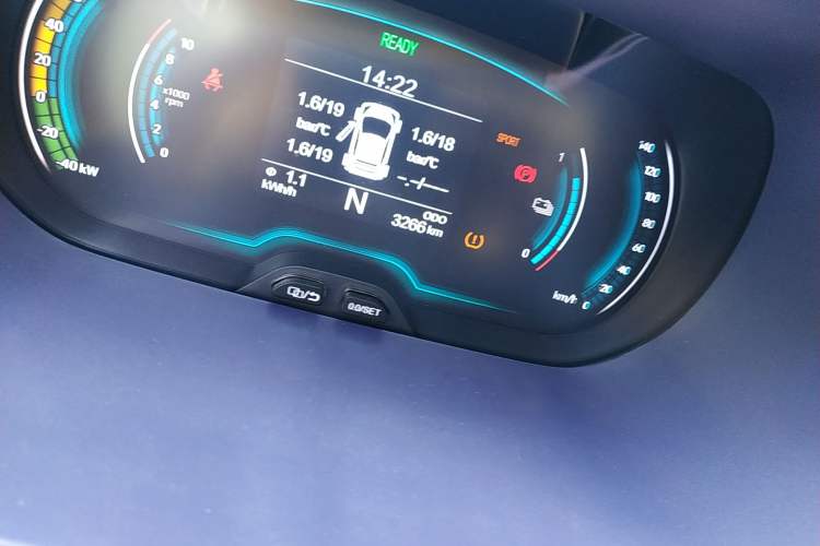 Used Chery Little Ant 2022 Revised Version 2 Sweet Pink Edition Full-Sugar Version Lithium Iron Phosphate 30.7 kWh 30 kW 301 km Odometer Close Up
