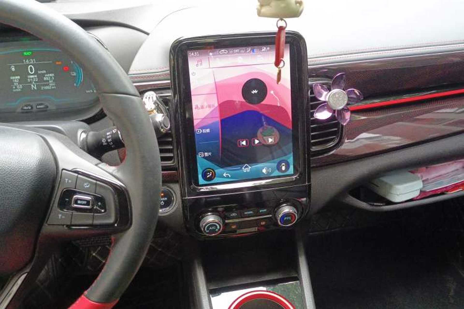 Used Chery Little Ant 2022 Sweet Pink Edition Half-Sugar Version 3-Cell Lithium 30kW 301km Audio And AC Panel