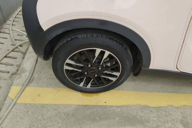 Used Chery Little Ant 2022 Revised Version Sweet Pink Edition Half-Sugar Version Lithium Iron Phosphate 30.7 kWh 30 kW 301 km Right Rear Wheel Hub