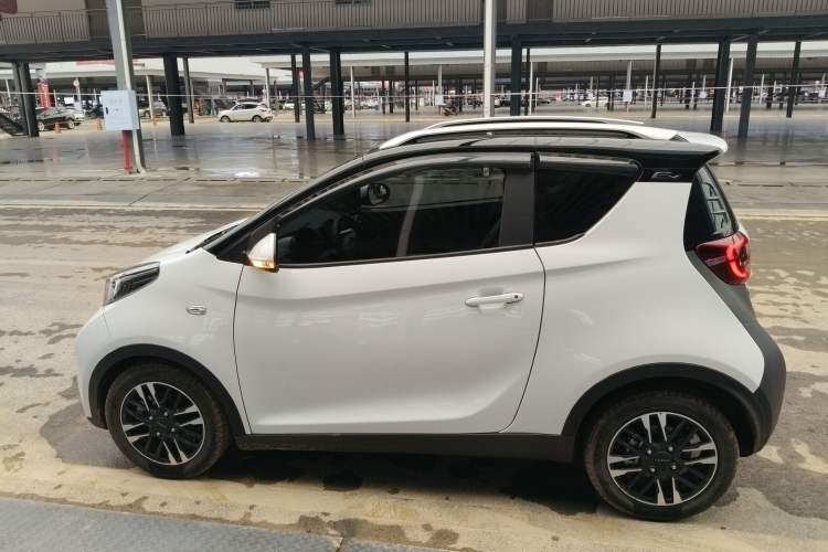 Used Chery Little Ant 2022 Updated Version Sweet Pink Edition Full-Sugar Version 30.6 kWh 30 kW 301 km Left Side