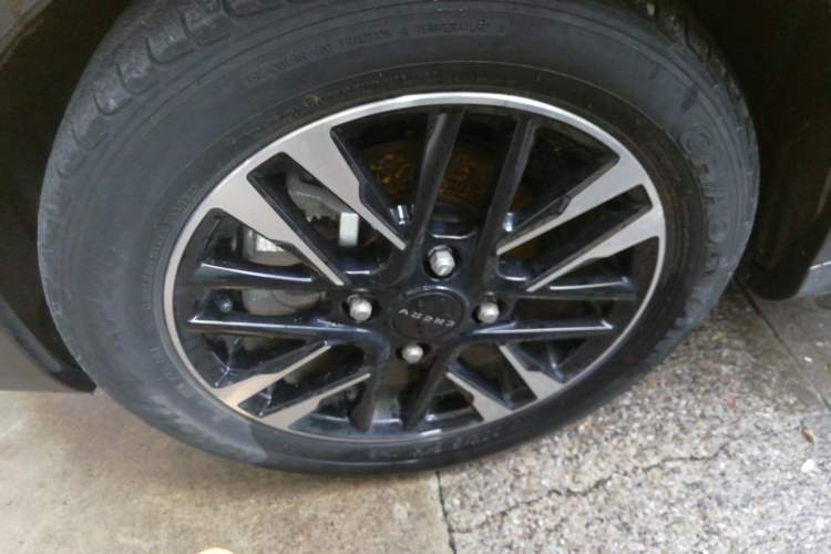 Used Chery Little Ant 2022 Revised Version Sweet Pink Edition Half-Sugar Version Lithium Iron Phosphate 30.7 kWh 30 kW 301 km Left Front Wheel Hub