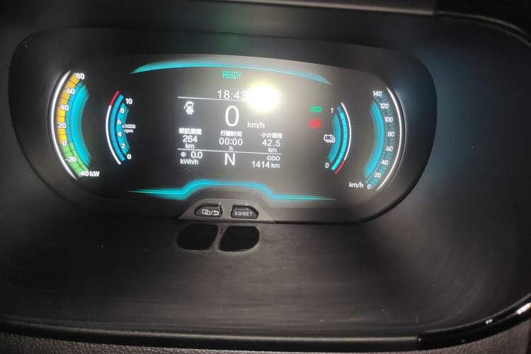 Used Chery Little Ant 2022 Revised Version Sweet Pink Edition Half-Sugar Version Lithium Iron Phosphate 30.7 kWh 30 kW 301 km Odometer Close Up