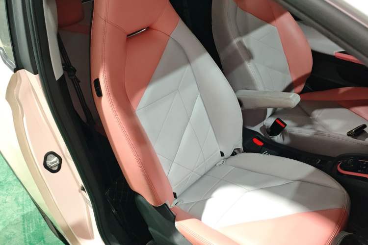 Used Chery Little Ant 2022 Revised Version Sweet Pink Edition Half-Sugar Version Lithium Iron Phosphate 30.7 kWh 30 kW 301 km Right Front Seat