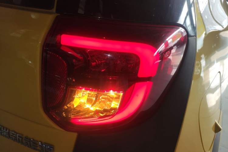 Used Chery Little Ant 2022 Sweet Pink Edition Half-Sugar Version 3-Cell Lithium 30kW 301km Right Rear Taillight