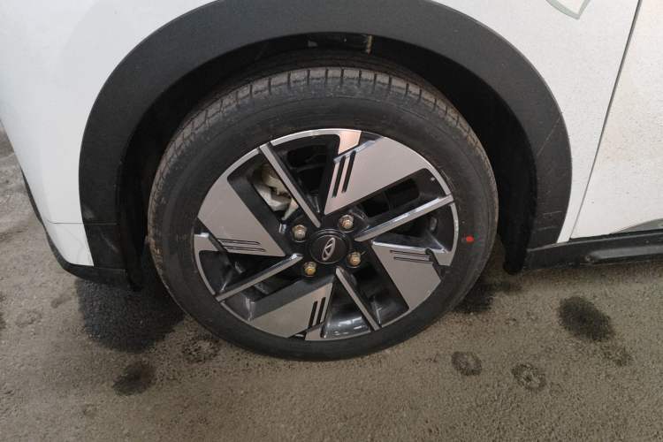 Used Chery New Energy Boundless Pro 2022 301km LingShou Edition Lithium Iron Phosphate Left Front Wheel Hub