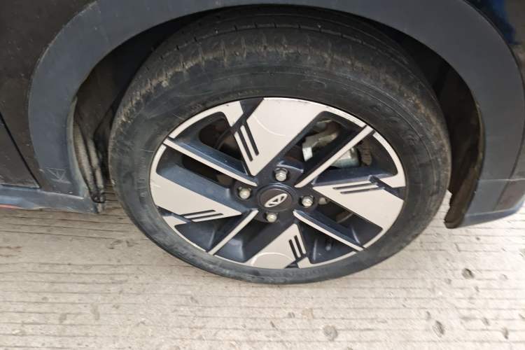Used Chery New Energy Boundless Pro 2022 301km LingShou Edition Lithium Iron Phosphate Right Front Wheel Hub