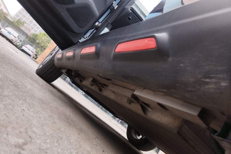 Used Chery New Energy Boundless Pro 2022 301km LingShou Edition NMC Lithium-ion Left Side Sill