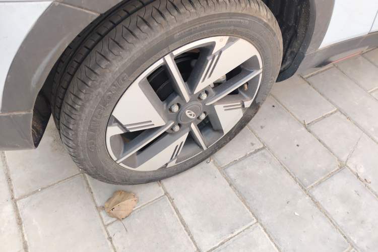 Used Chery New Energy Boundless Pro 2022 301km "WoW" Edition Lithium Iron Phosphate Right Front Wheel Hub