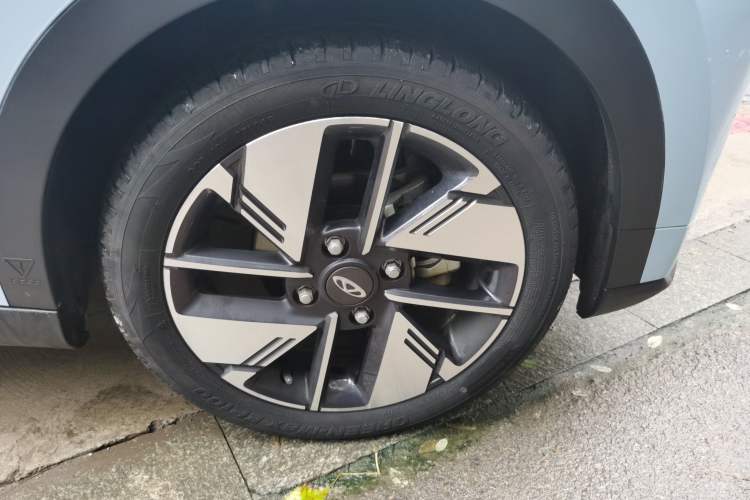 Used Chery New Energy Boundless Pro 2022 301km LingShou Edition Lithium Iron Phosphate Right Front Wheel Hub