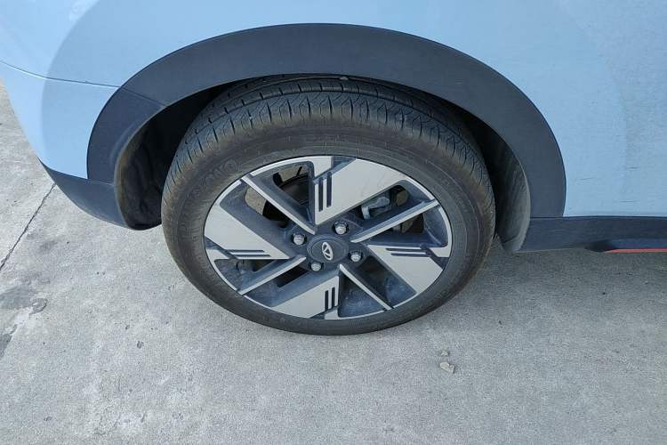 Used Chery New Energy Boundless Pro 2022 301km "WoW" Edition Lithium Iron Phosphate Right Rear Wheel Hub