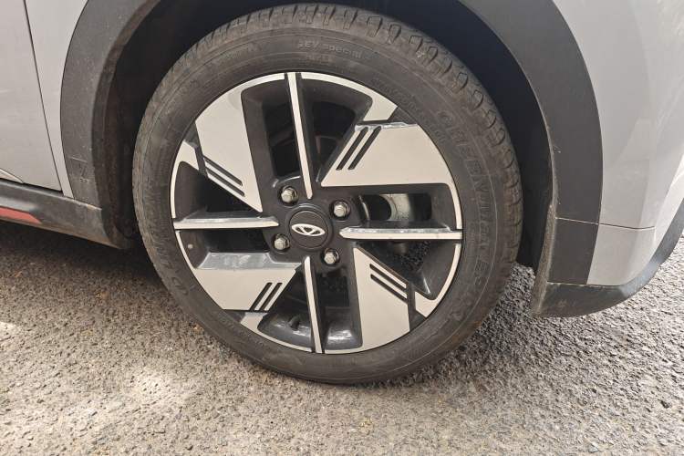 Used Chery New Energy Boundless Pro 2022 301km "WoW" Edition Lithium Iron Phosphate Right Front Wheel Hub