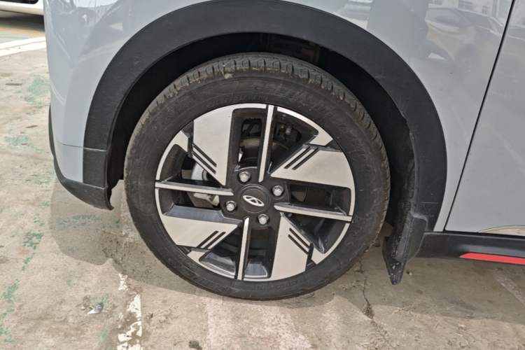 Used Chery New Energy Boundless Pro 2022 301km "WoW" Edition Lithium Iron Phosphate Left Front Wheel Hub