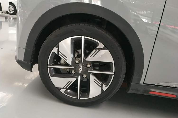 Used Chery New Energy Boundless Pro 2022 301km "Divine Beast" Version with Lithium Iron Phosphate Left Front Wheel Hub