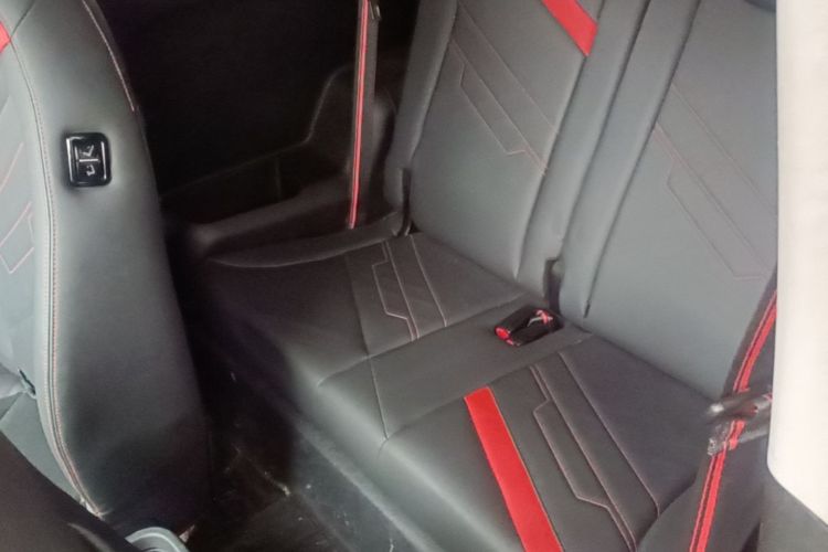 Used Chery New Energy Boundless Pro 2022 301 km Range "Divine Beast" Version Lithium-Ion Battery 30.6 kWh Left Rear Seat