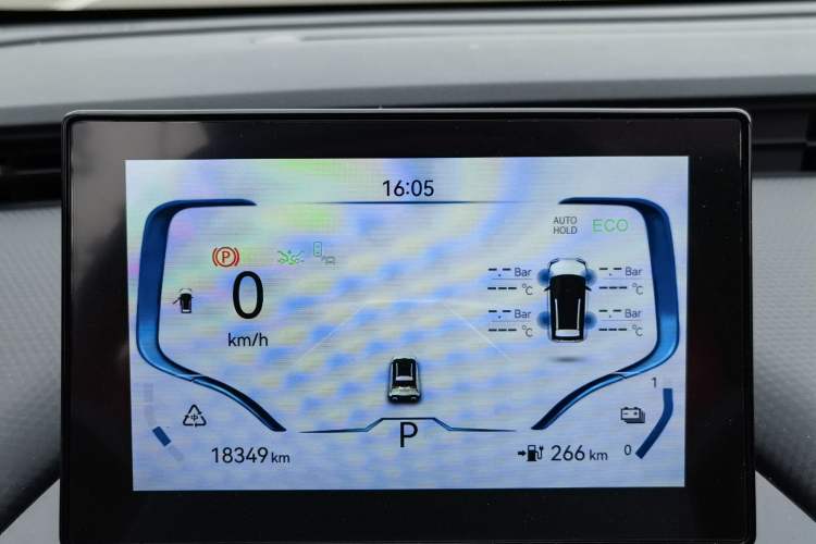 Used Chery New Energy Boundless Pro 2022 301 km Range "Divine Beast" Version Lithium-Ion Battery 30.6 kWh Odometer Close Up