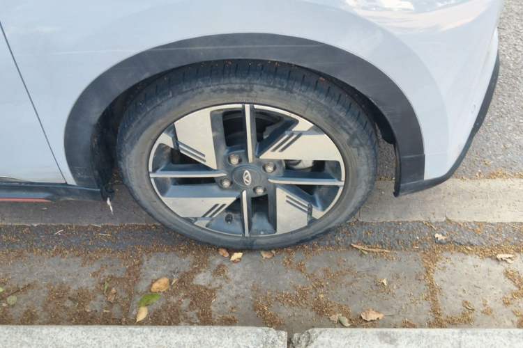 Used Chery New Energy Boundless Pro 2022 301km LingShou Edition Lithium Iron Phosphate Right Front Wheel Hub