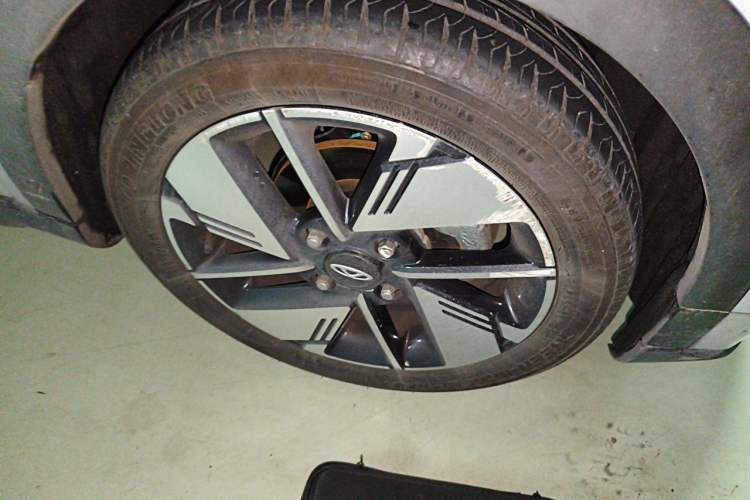 Used Chery New Energy Boundless Pro 2022 301km "WoW" Edition Lithium Iron Phosphate Right Front Wheel Hub