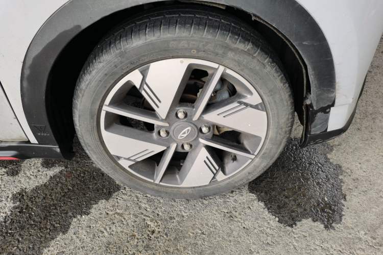 Used Chery New Energy Boundless Pro 2022 301km "WoW" Edition Lithium Iron Phosphate Right Front Wheel Hub