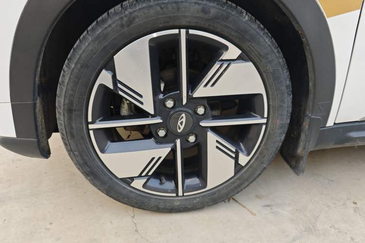 Used Chery New Energy Boundless Pro 2022 301km "Divine Beast" Version with Lithium Iron Phosphate Left Front Wheel Hub