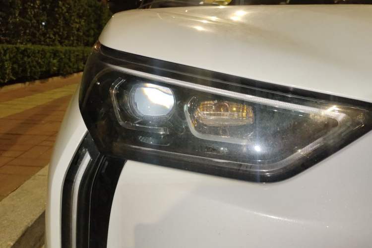 Used Chery New Energy Boundless Pro 2022 301km LingShou Edition Lithium Iron Phosphate Right Front Headlight