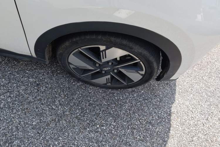 Used Chery New Energy Boundless Pro 2022 301km LingShou Edition Lithium Iron Phosphate Right Front Wheel Hub