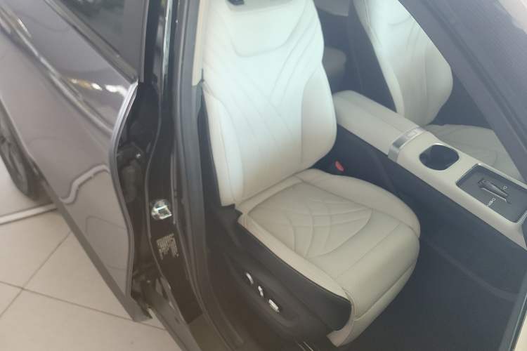 Used Chery New Energy eQ7 2023 512 km Max Right Front Seat