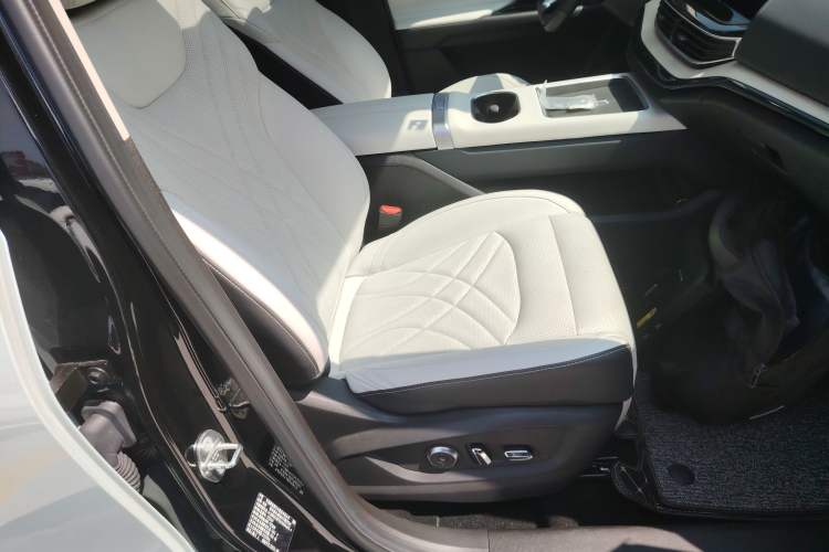 Used Chery New Energy eQ7 2023 512 km Max Right Front Seat