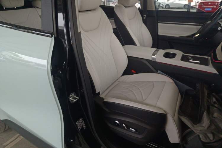 Used Chery New Energy eQ7 2023 512 km Max Right Front Seat