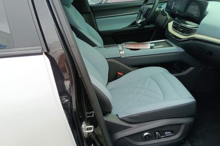 Used Chery New Energy eQ7 2023 512km Pro Right Front Seat