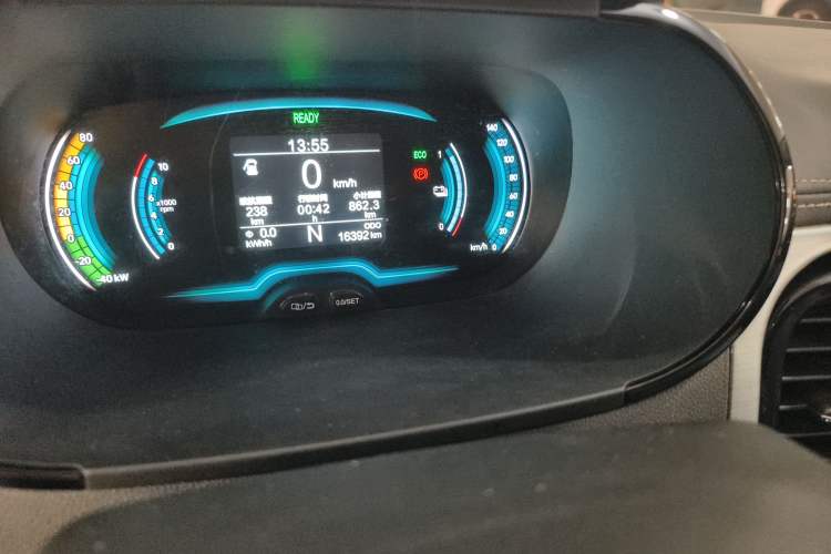 Used Chery New Energy Little Ant 2022 Sweet Pink Edition Half-Sugar Version Lithium Iron Phosphate 29.2 kWh 30 kW 301 km Odometer Close Up
